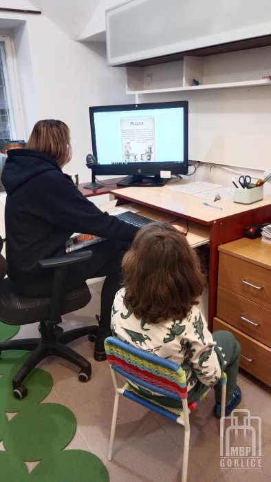 Biblioteka Gorlice, Ferie w bibliotece Bibliotekarka przedstawia prezentację